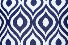 Load image into Gallery viewer, Pillow 18&quot;x18&quot; - Pinamar 044